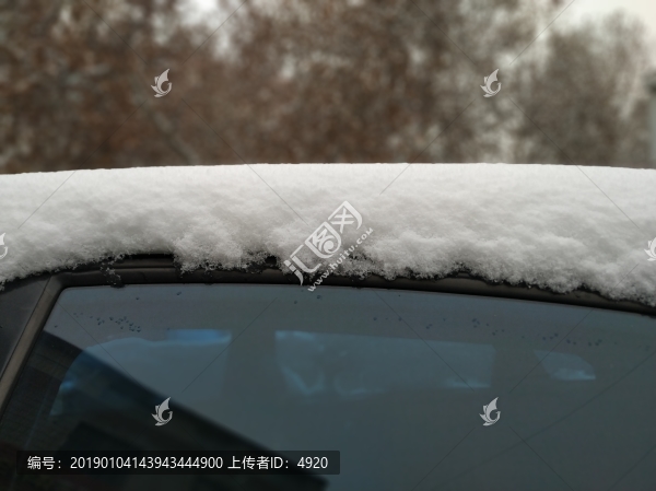 車頂上的積雪