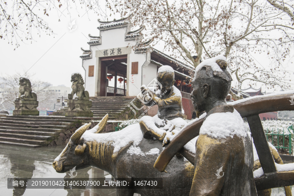 銅雕塑與廊橋
