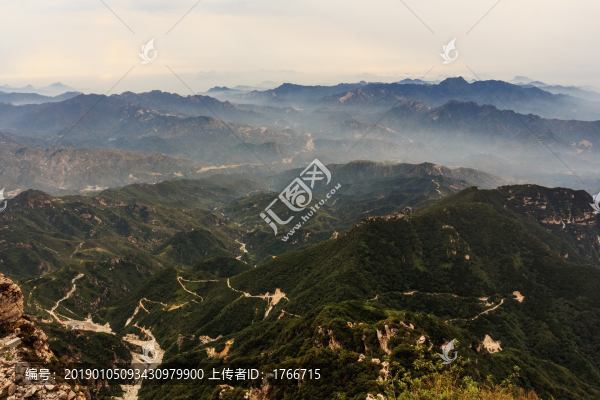 云霧繚繞白石山