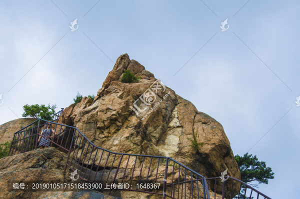 千山五佛頂陡峭高山峰與漫天白云