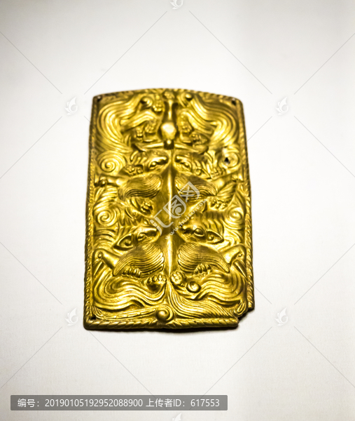 狼噬牛紋金牌飾