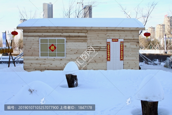 木屋白雪紅燈籠