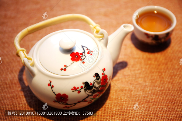 精美瓷壺