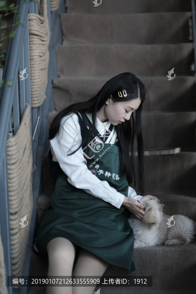 女生和狗狗