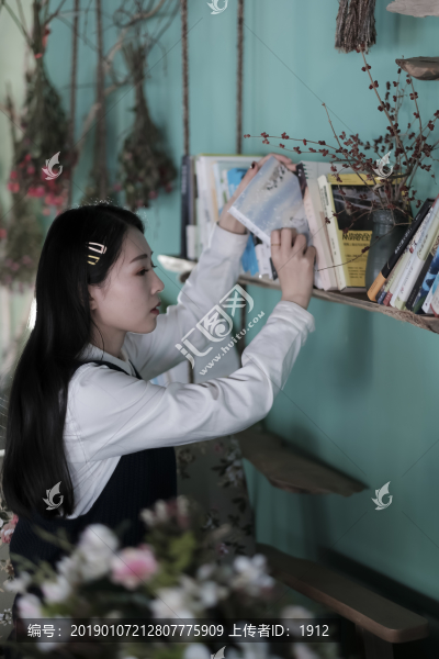 女大學(xué)生