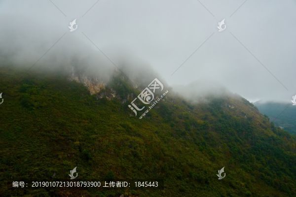 青山霧繞