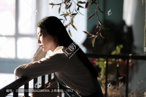 沉思的女孩