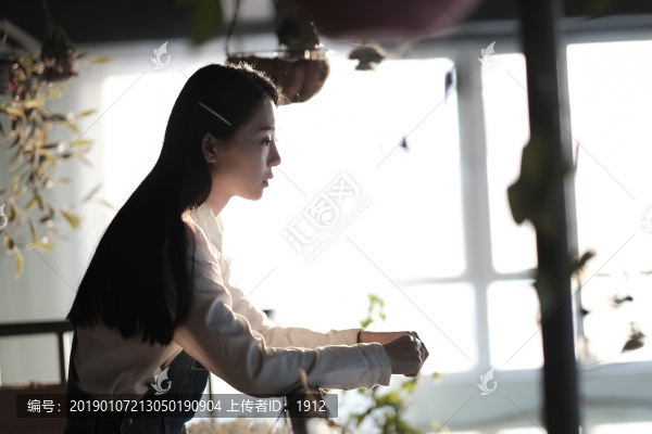 沉思的女孩