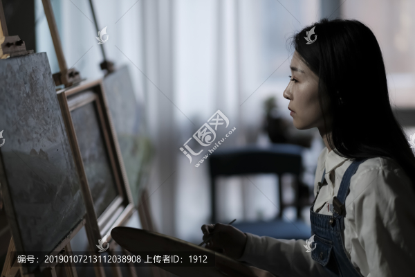 畫畫的女生