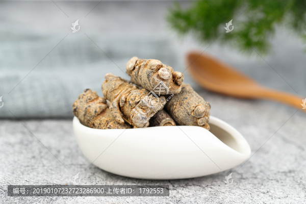 三七