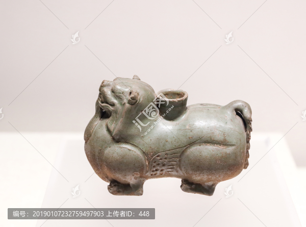 南朝青瓷獅形燭臺