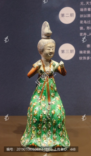 唐代三彩梳妝女坐俑