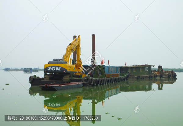 水上挖土機