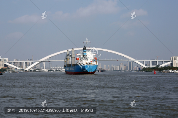 黃浦江貨船航行