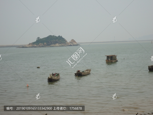 海邊小島漁船