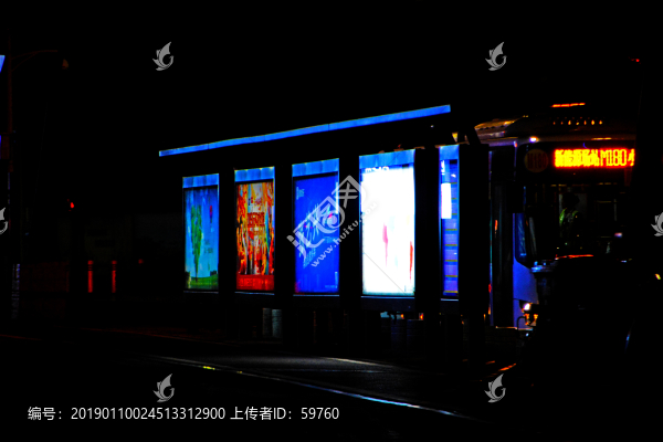 街頭公交站臺夜色