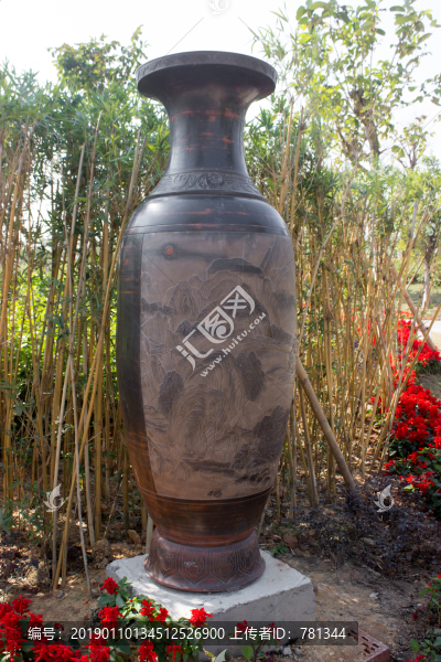群山環(huán)繞雕刻陶瓶