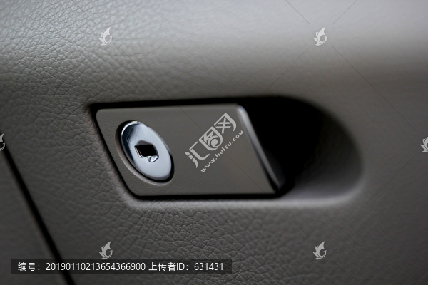 越野汽車內(nèi)飾手套箱