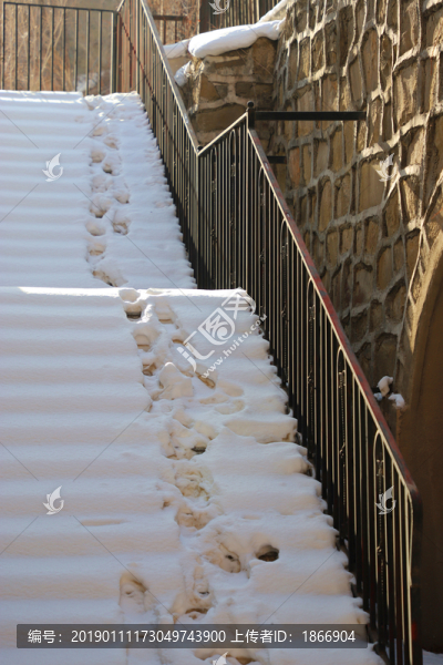 落雪的臺(tái)階