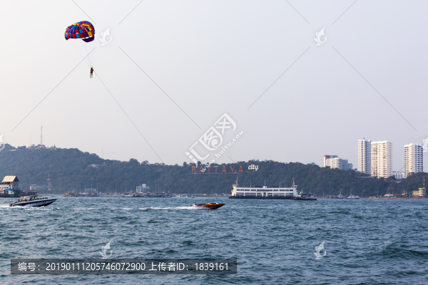 泰國(guó)芭提雅海上滑翔傘