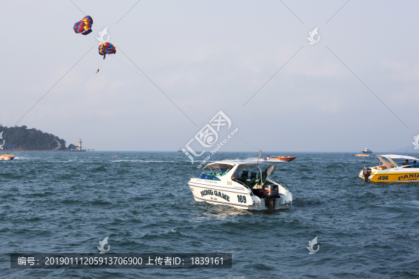 泰國(guó)芭提雅海上滑翔傘