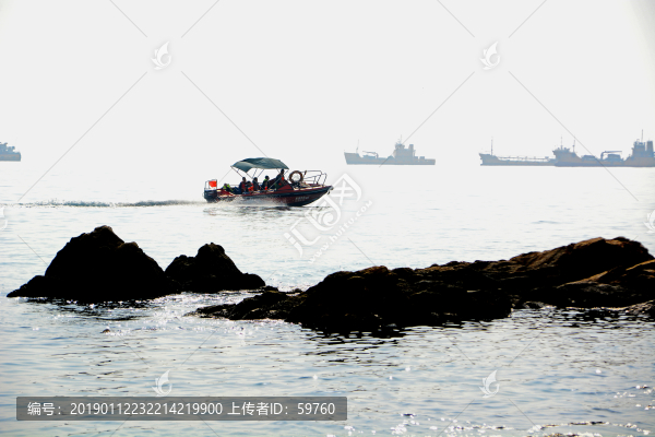 海邊礁石沖鋒艇