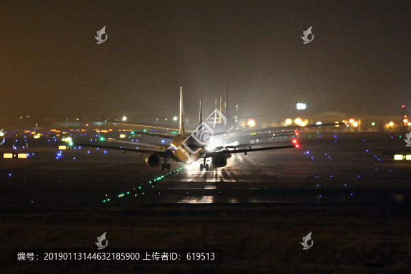 夜晚北京首都機場的飛機