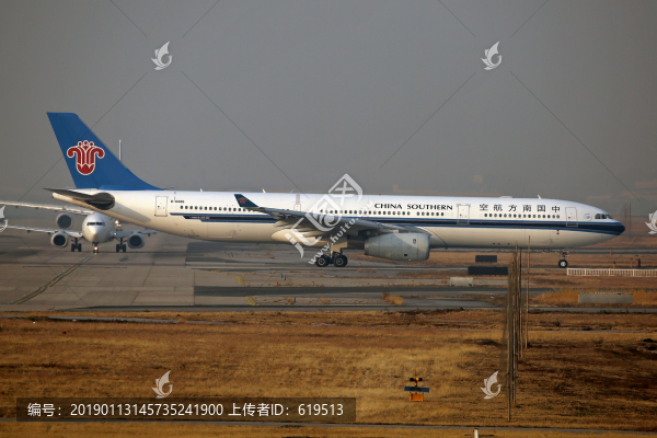 中國(guó)南方航空飛機(jī)準(zhǔn)備起飛
