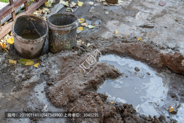 地面上一灘正在攪拌的水泥