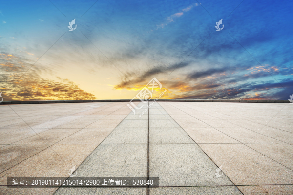 空的地板磚和天空云彩