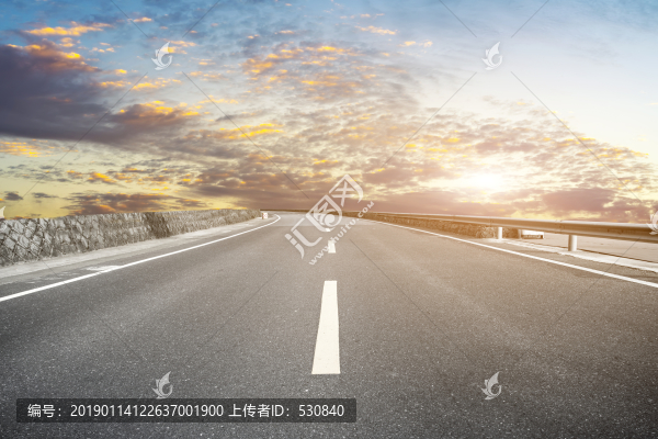 公路道路和天空云彩