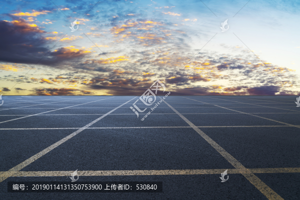 公路道路和天空云彩