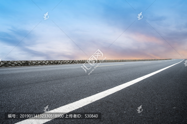 天空云彩和道路地面