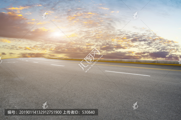 天空云彩和道路地面