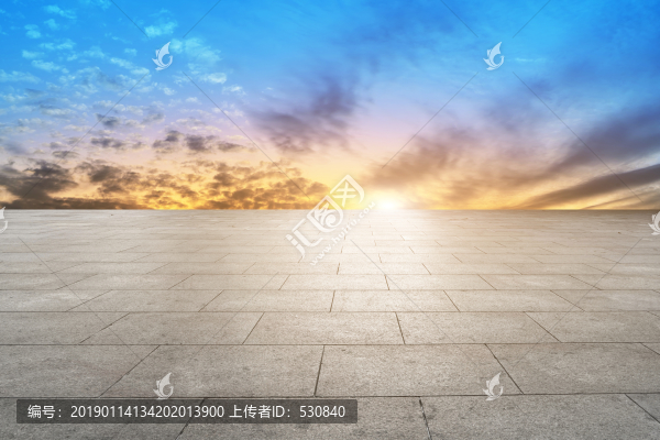 道路地面和天空云彩
