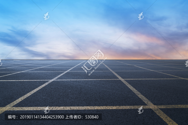 道路地面和天空云彩