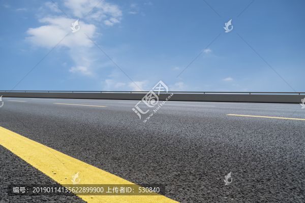道路地面和天空云彩