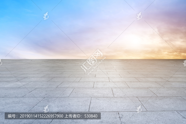 空的地板磚和天空云彩