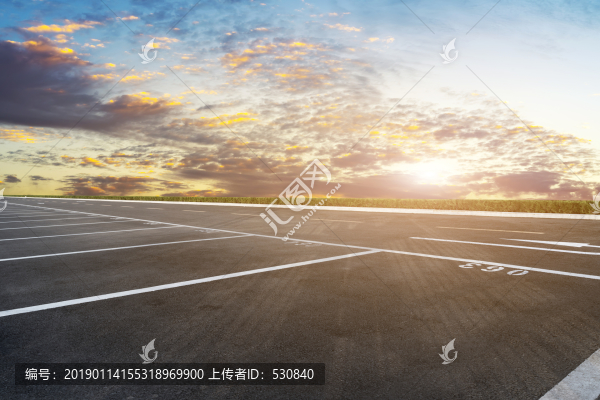 天空云彩和瀝青路面