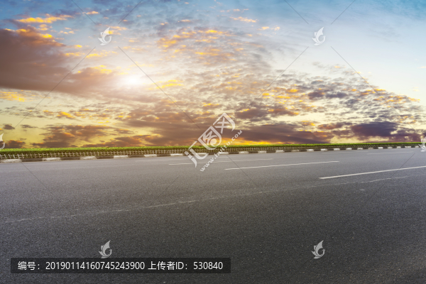 公路道路和天空云彩