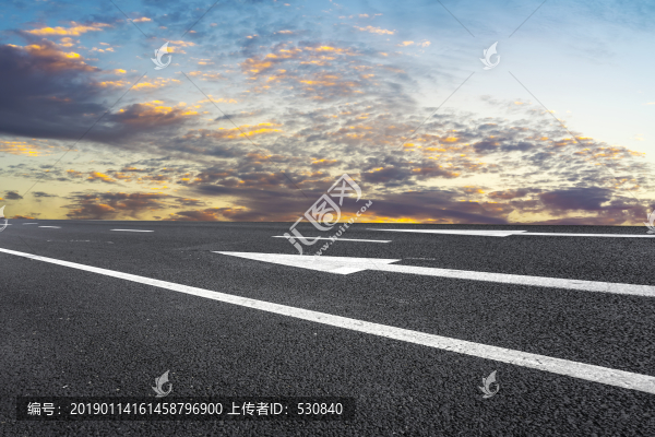 天空云彩和瀝青路面