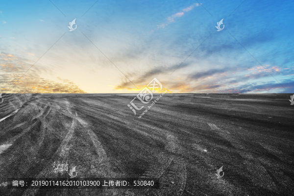 天空云彩和瀝青路面