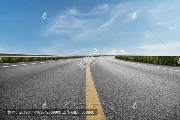 高速公路和藍(lán)天白云