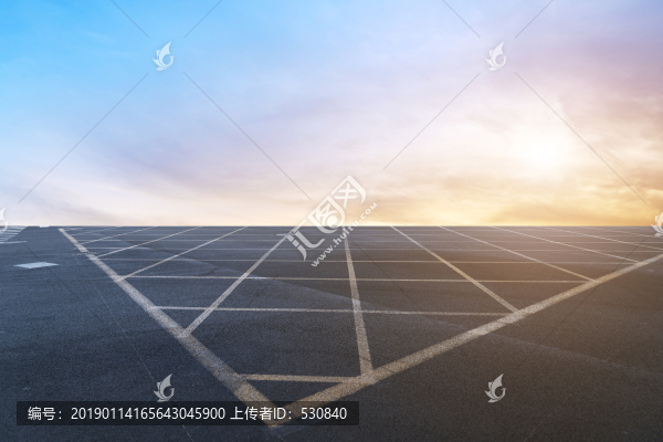 瀝青路面和天空云彩