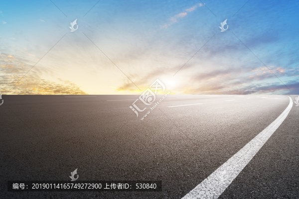 瀝青路面和天空云彩