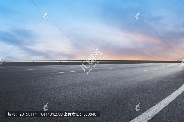 天空云彩和瀝青路面
