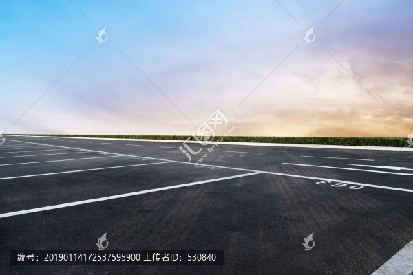 瀝青路面和天空云彩
