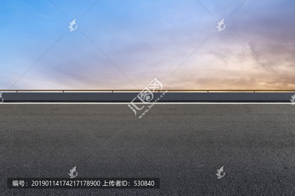 道路交通和天空云彩