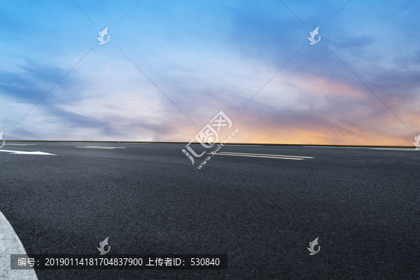 天空云彩和瀝青路面