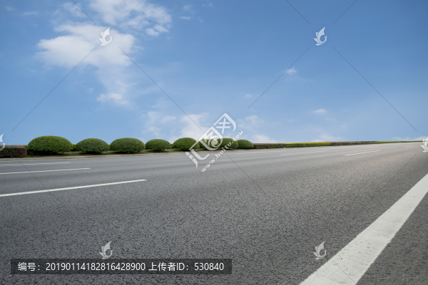 藍天白云和瀝青高速公路